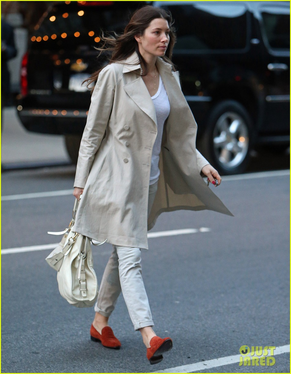 jessica biel amazed by people in pajamas at airports 013092247