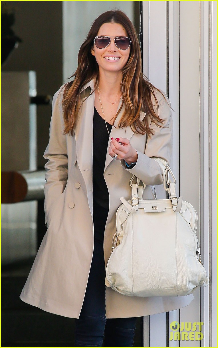 jessica biel amazed by people in pajamas at airports 023092248