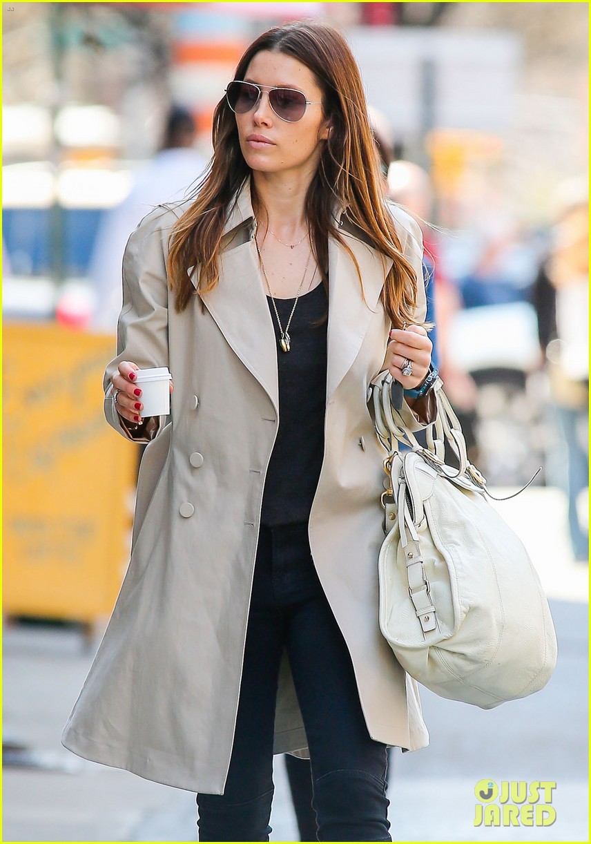 jessica biel amazed by people in pajamas at airports 083092254