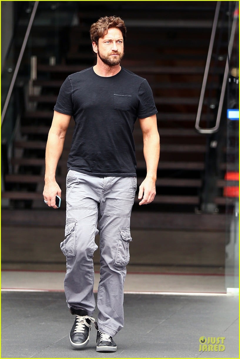 gerard butler oozes sex appeal with tight tee 033087147