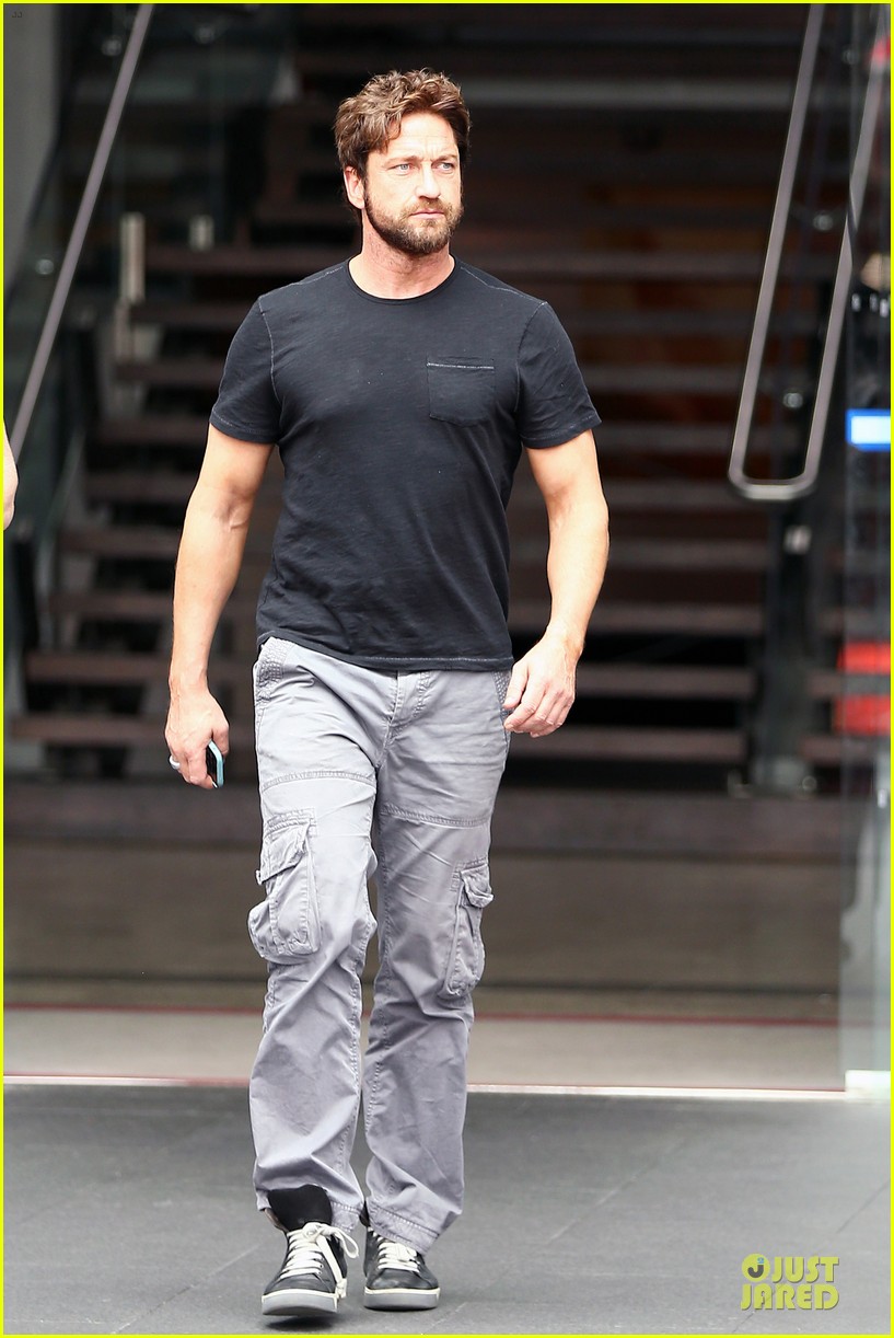 gerard butler oozes sex appeal with tight tee 083087152