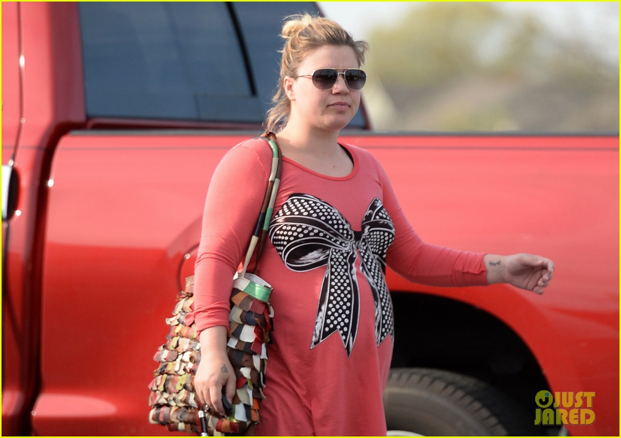 kelly clarkson reveals large baby bump during easter weekend 013096807