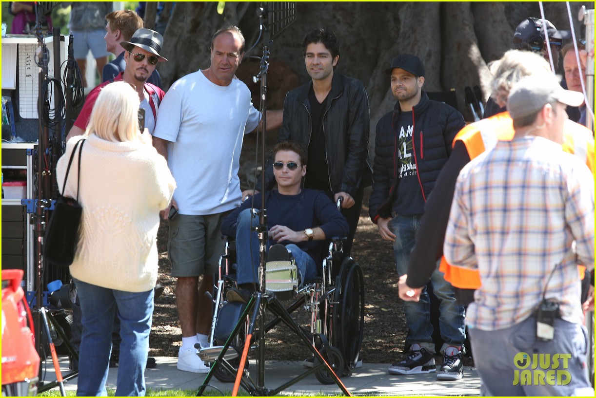 kevin connolly returns to entourage set after breaking his leg 10