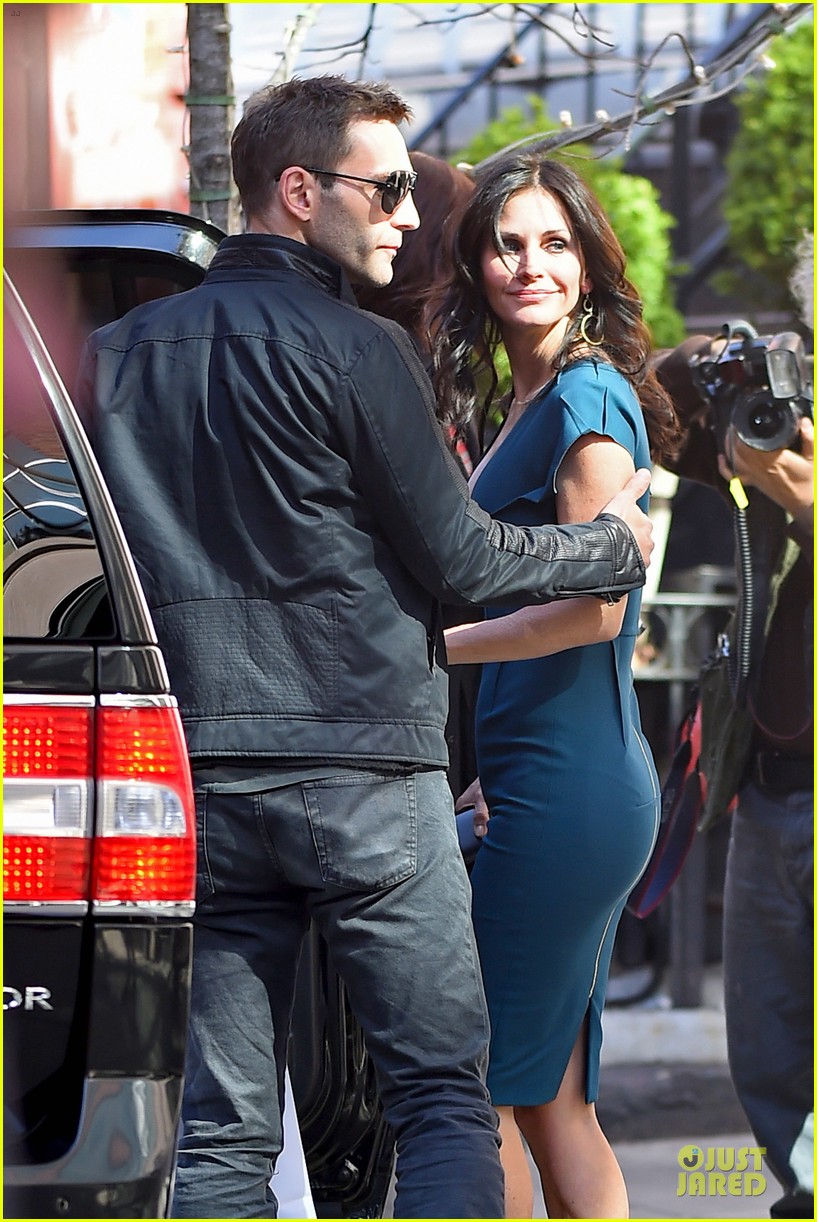 courteney cox johnny mcdaid hold hands at letterman 083096440