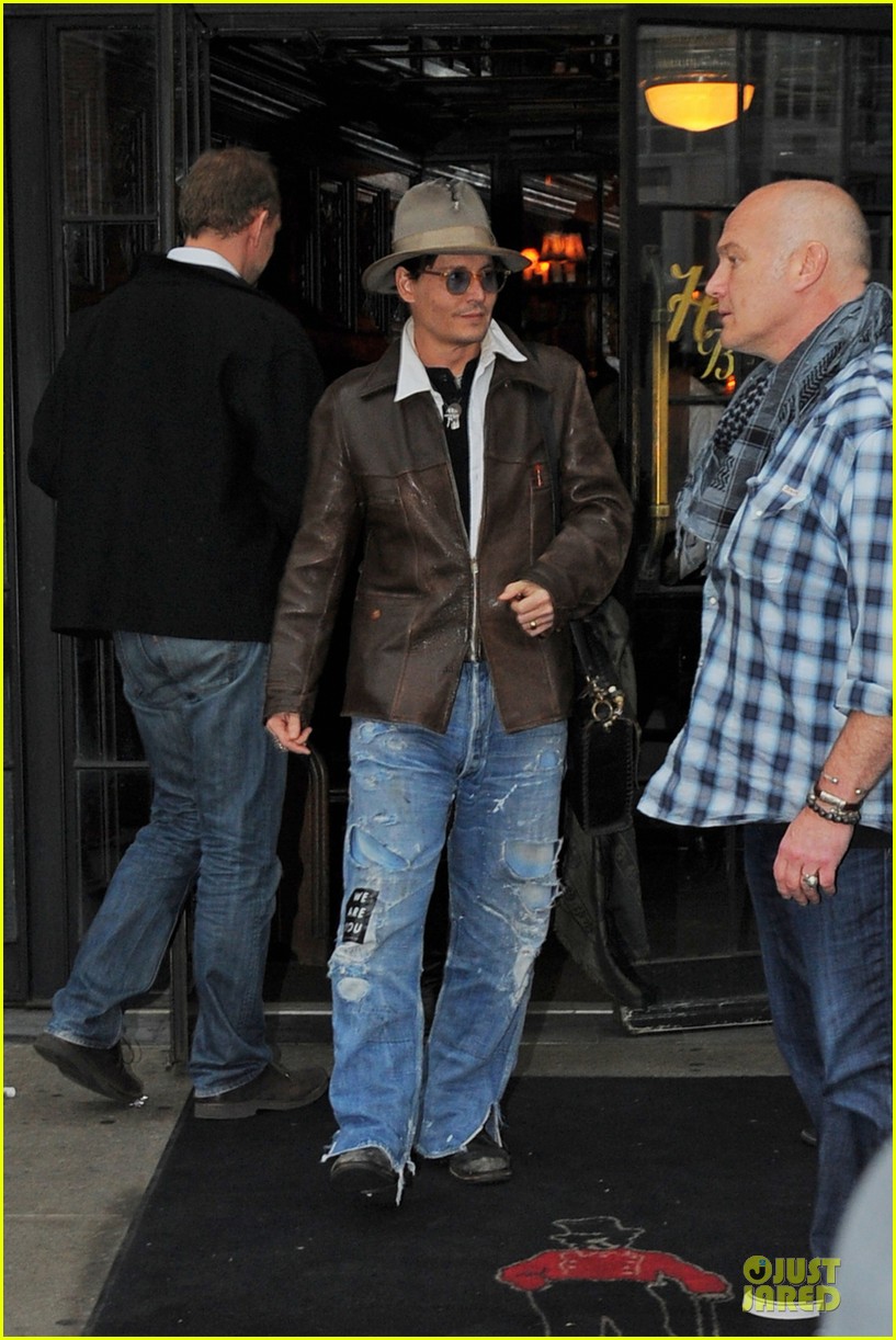 johnny depp poses for selfie with fan 013097039