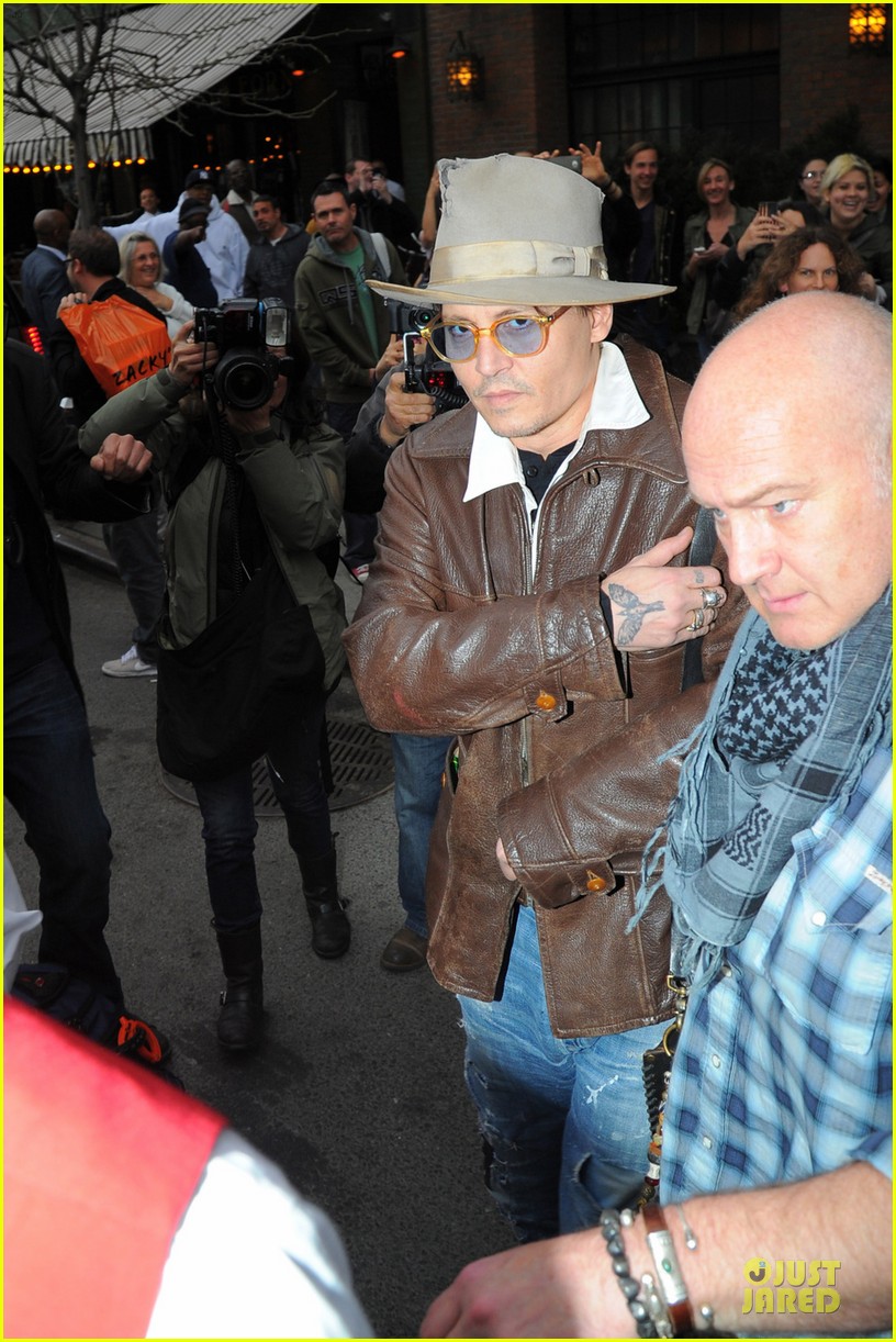 johnny depp poses for selfie with fan 053097043