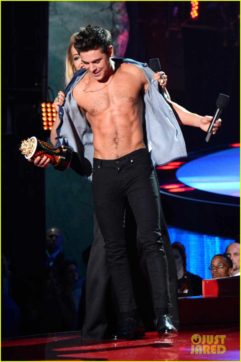 Zac Efron Goes Shirtless After Winning MTV Movie Award! Photo 3091282