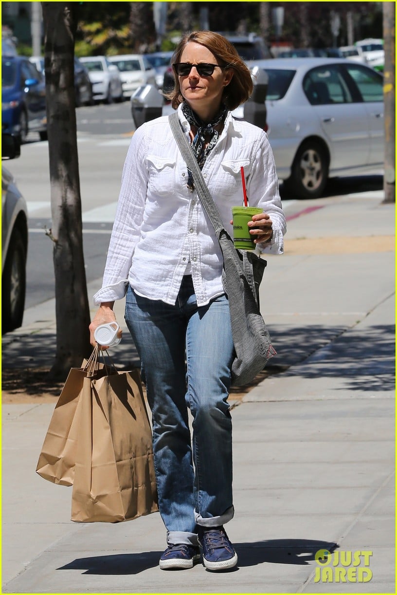 jodie foster steps out after surprise weekend wedding 083098358