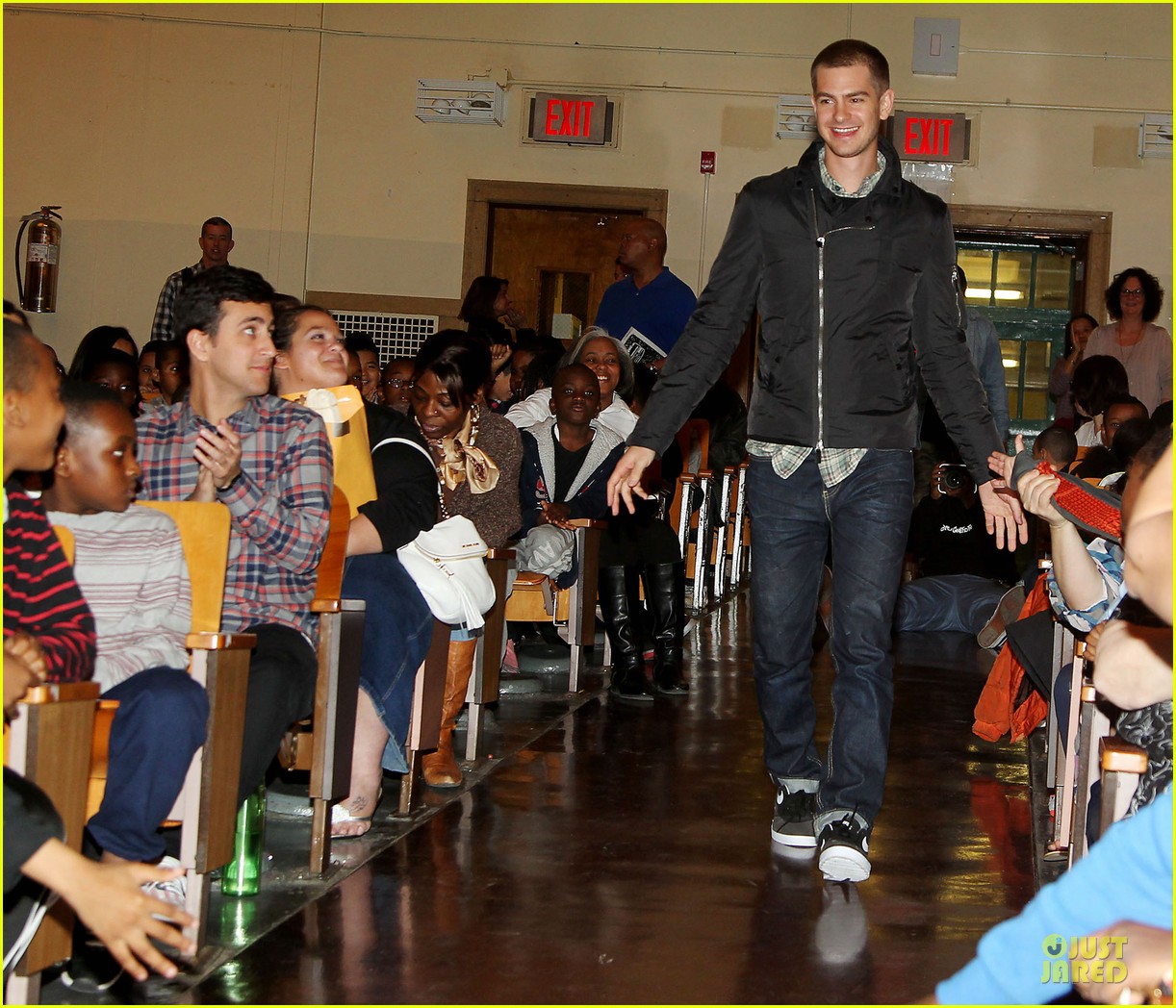 andrew garfield emma stone heart of gold at volunteer day 163099441