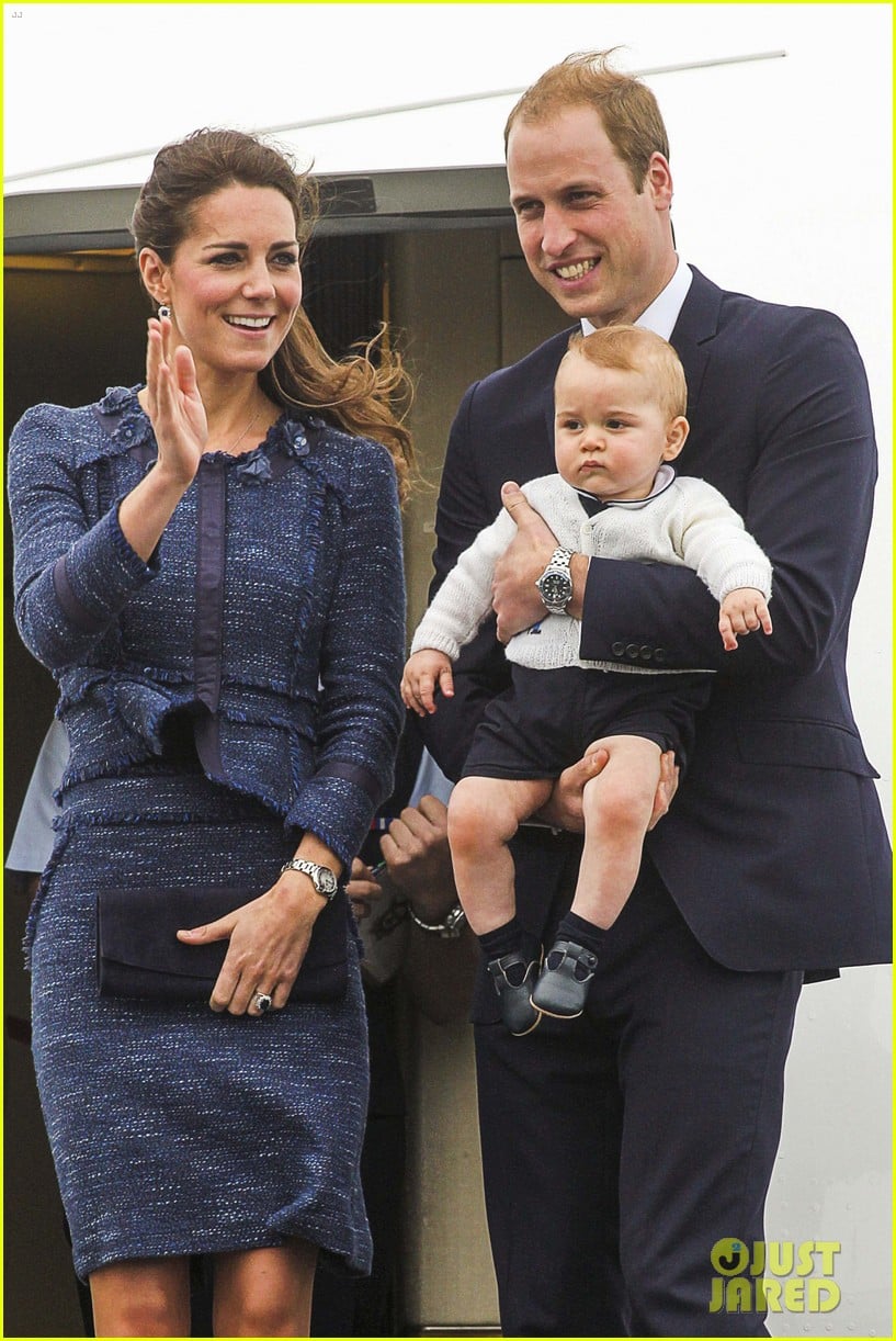 prince george makes appearance parents play with puppies 273092962
