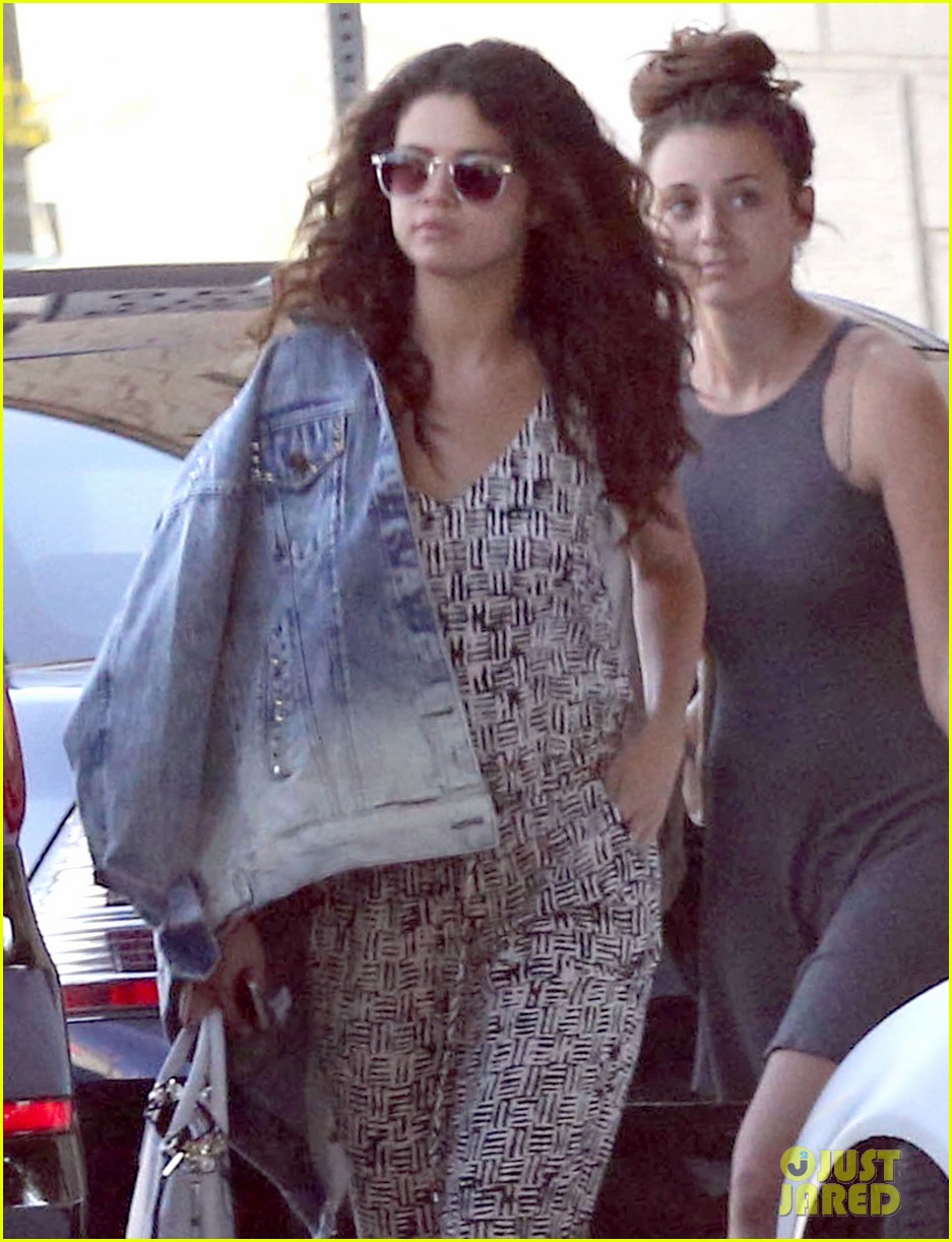selena gomez shows off her big sexy curls after salon appointment 02