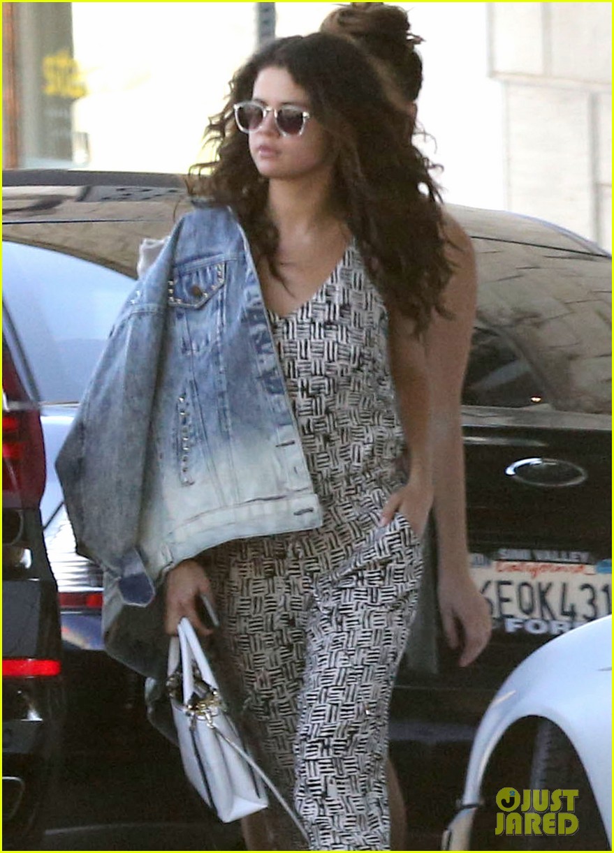 selena gomez shows off her big sexy curls after salon appointment 183086163