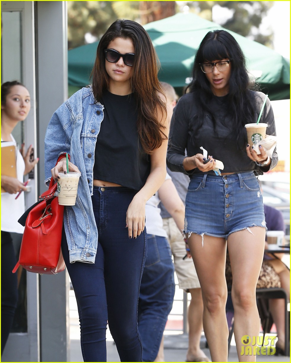selena gomez spent easter sunday with tons of friends 093096269