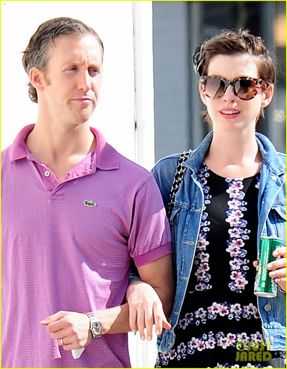 anne hathaway was blushing from william compliments 02