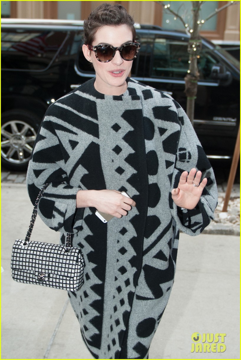 anne hathaway brough a flask to the oscars 033088027