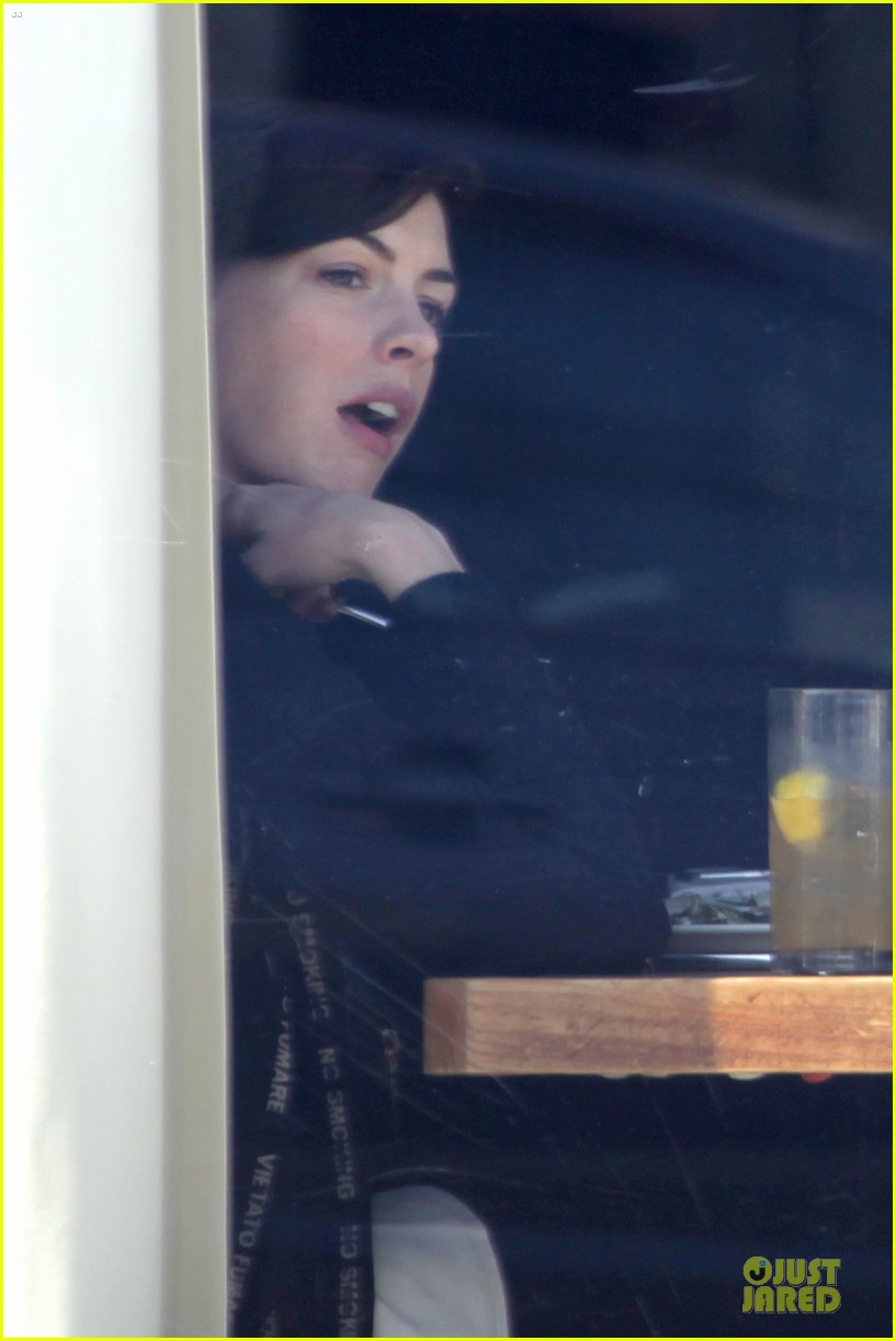 anne hathaway says no smoking in many languages 173100069