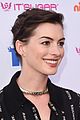 anne hathaway promotes no smoking on the red carpet 04