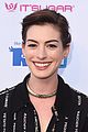 anne hathaway promotes no smoking on the red carpet 06