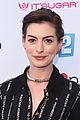 anne hathaway promotes no smoking on the red carpet 10