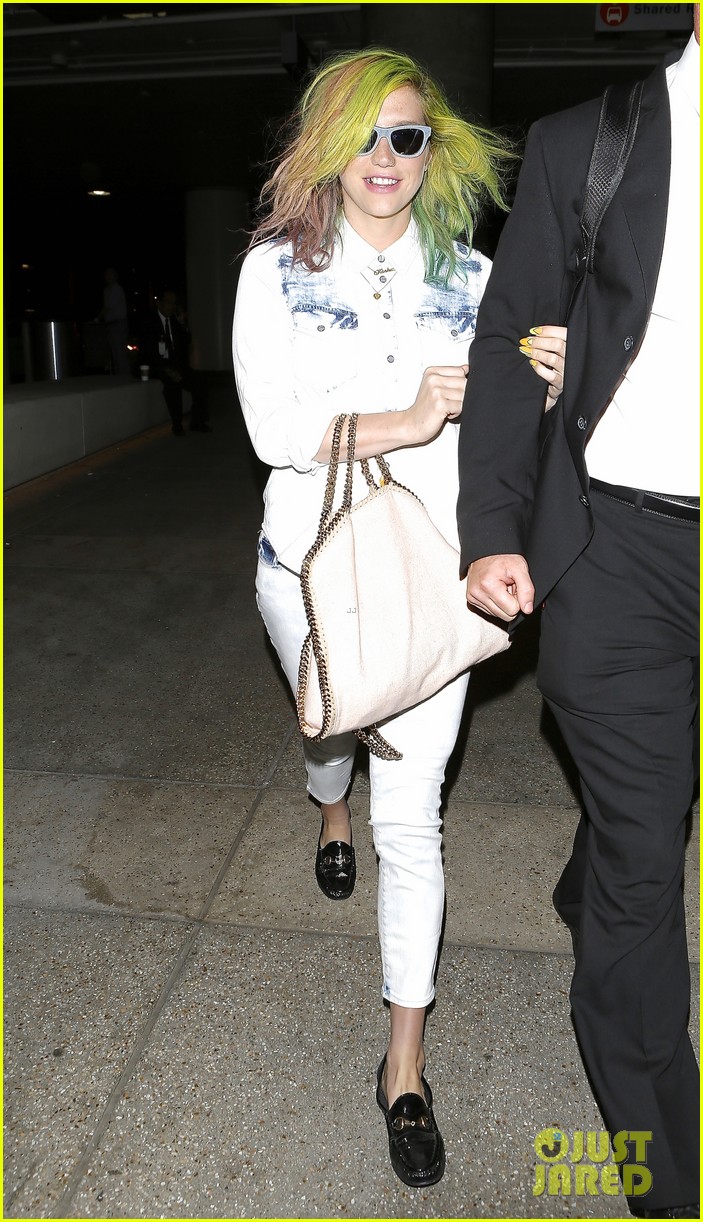 kesha happily departs from lax after attending coachella 013093757