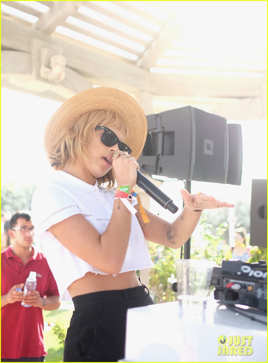 zoe kravitz lolawolfe take the mic at lacoste pool party 013091594