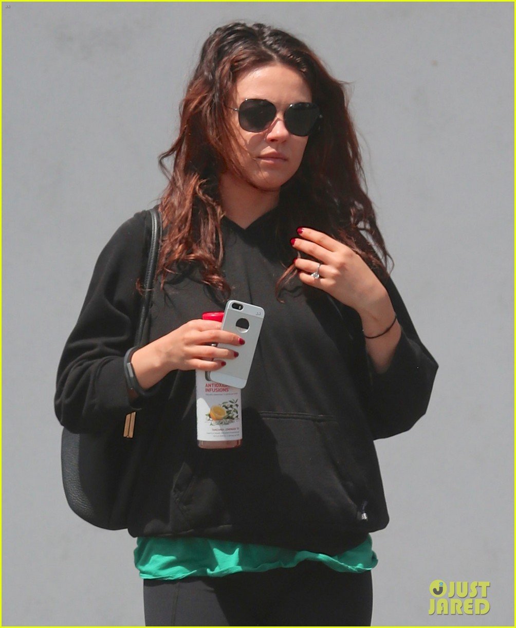 pregnant mila kunis feeds her cravings after a workout 05