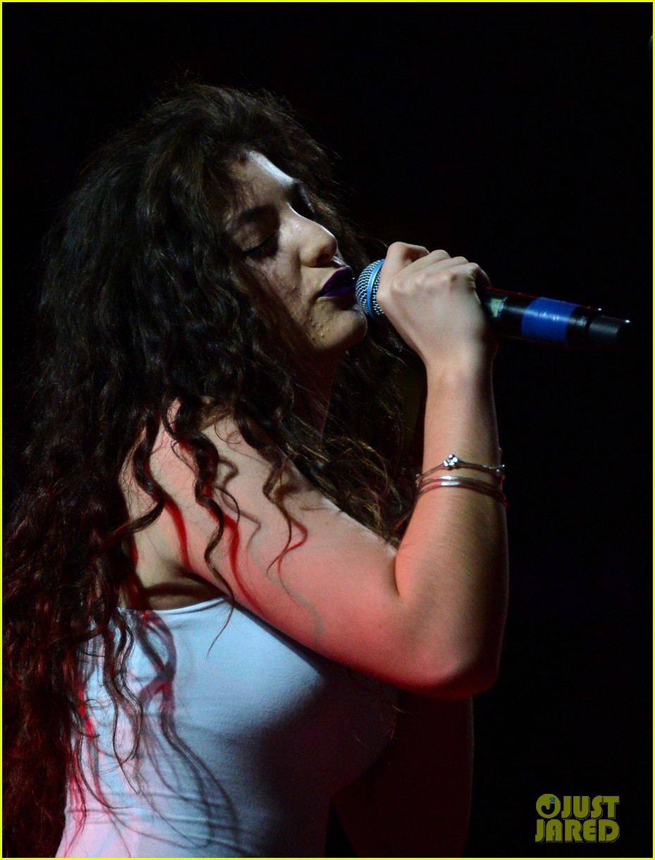 lorde means business second coachella performance 093095760