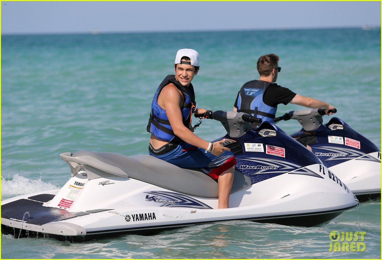 austin mahone shirtless beachside selfies with fans 11
