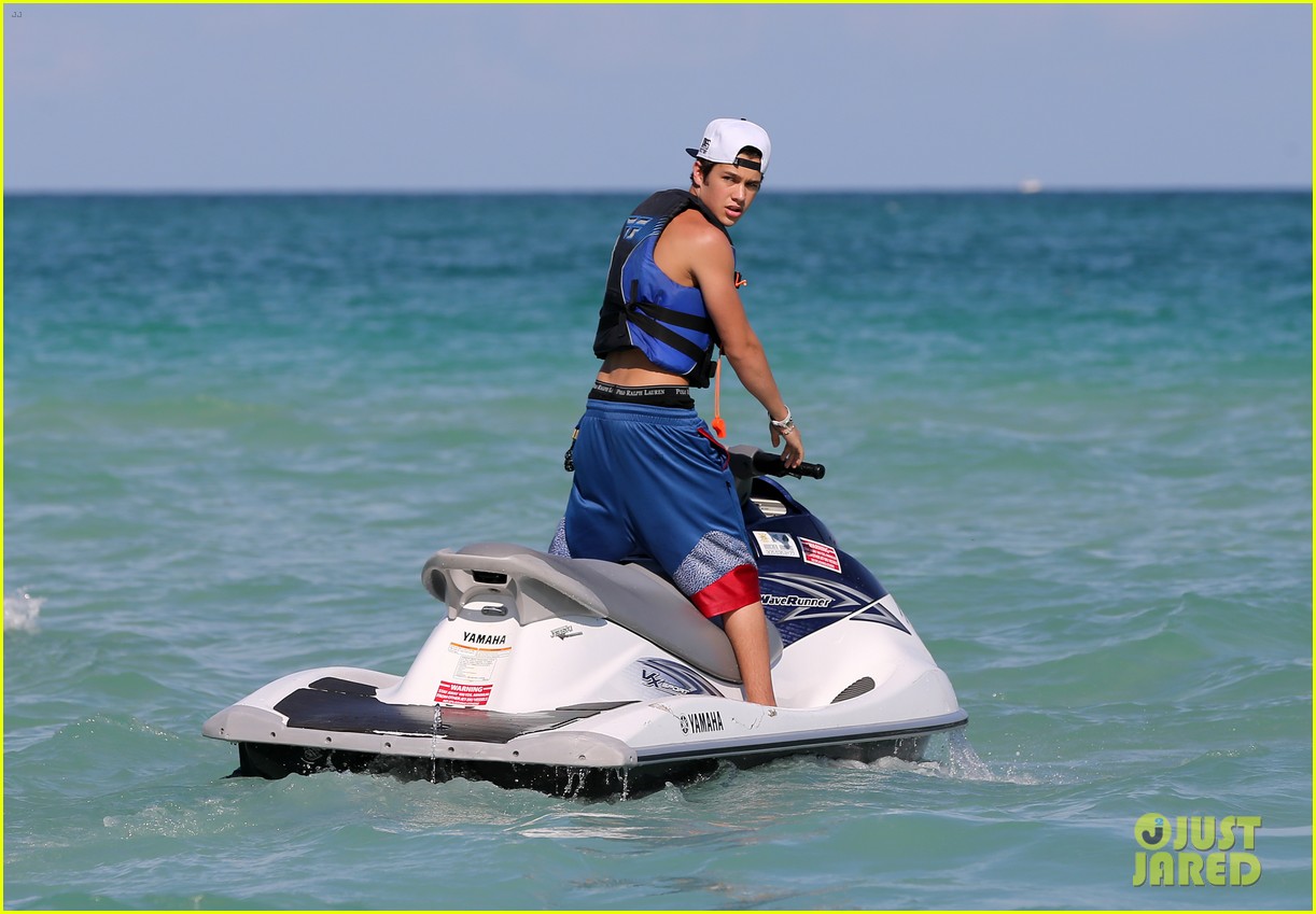 austin mahone shirtless beachside selfies with fans 14