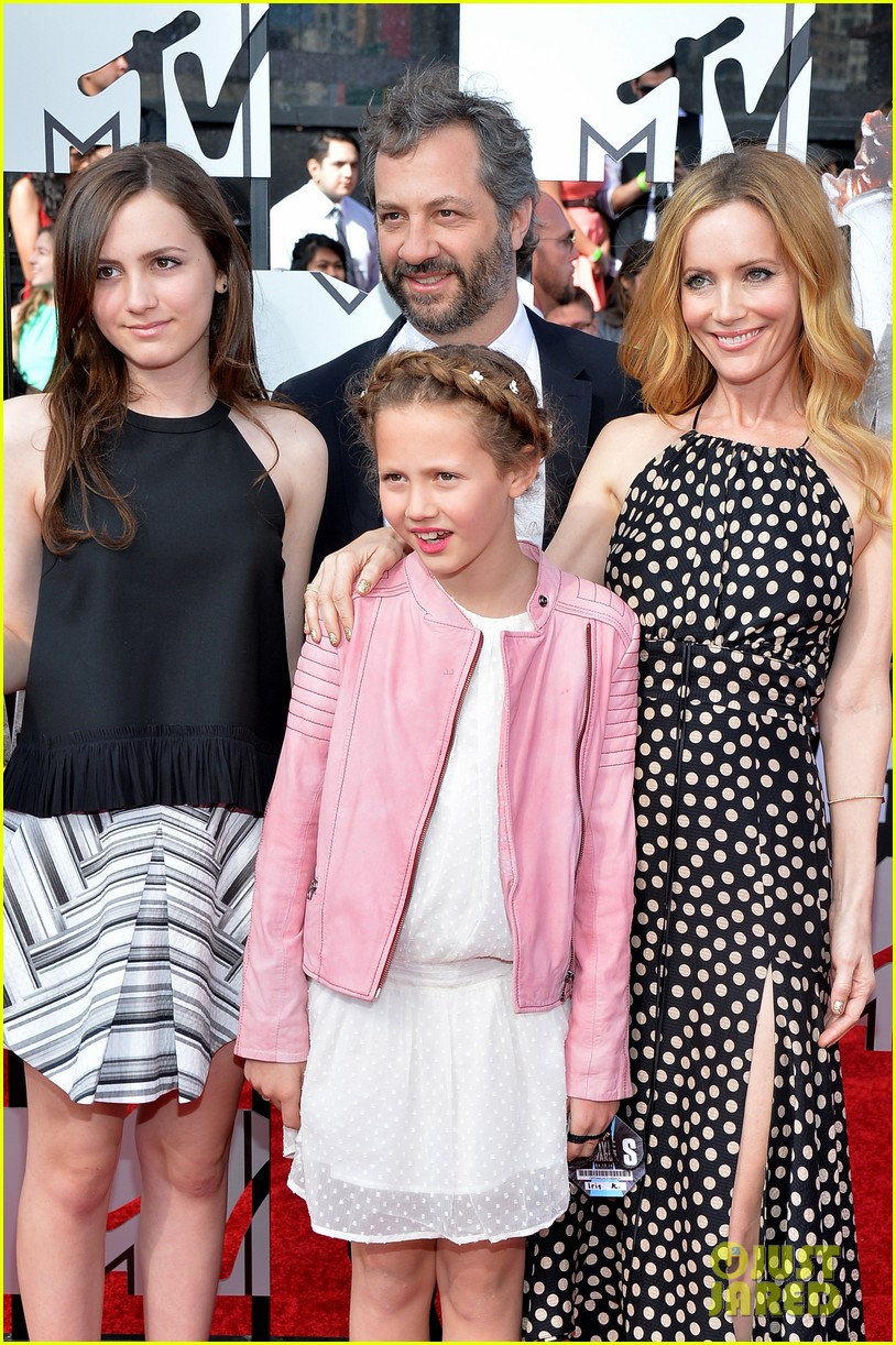 leslie mann brings the whole family to the mtv movie awards 2014 10
