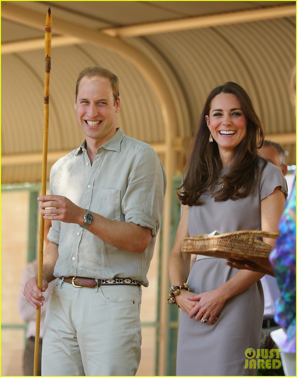 kate middleton dazzles in two dresses during visit to uluru with prince george 013096623