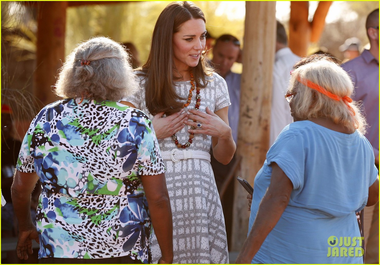 kate middleton dazzles in two dresses during visit to uluru with prince george 043096626