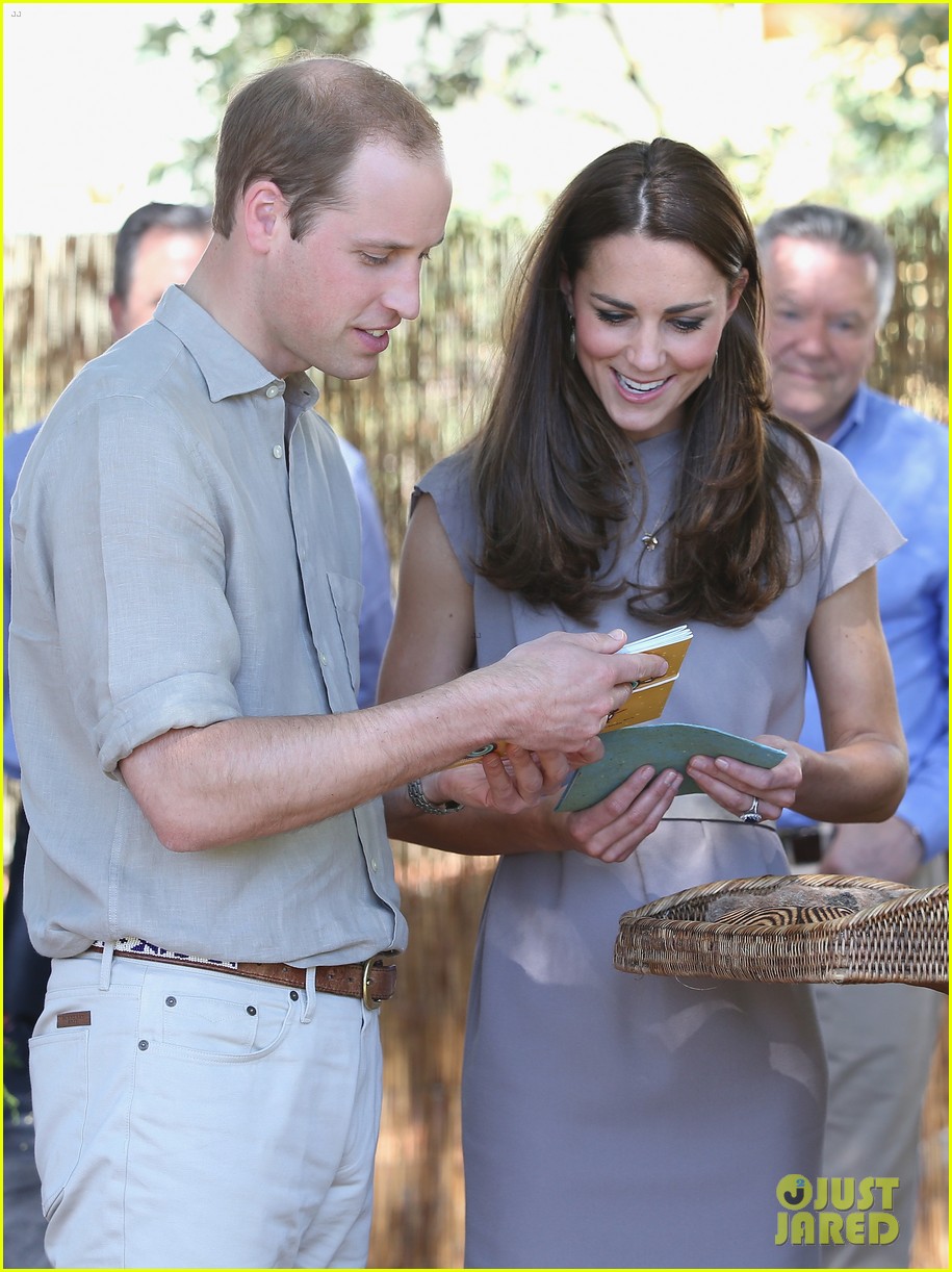 kate middleton dazzles in two dresses during visit to uluru with prince george 12