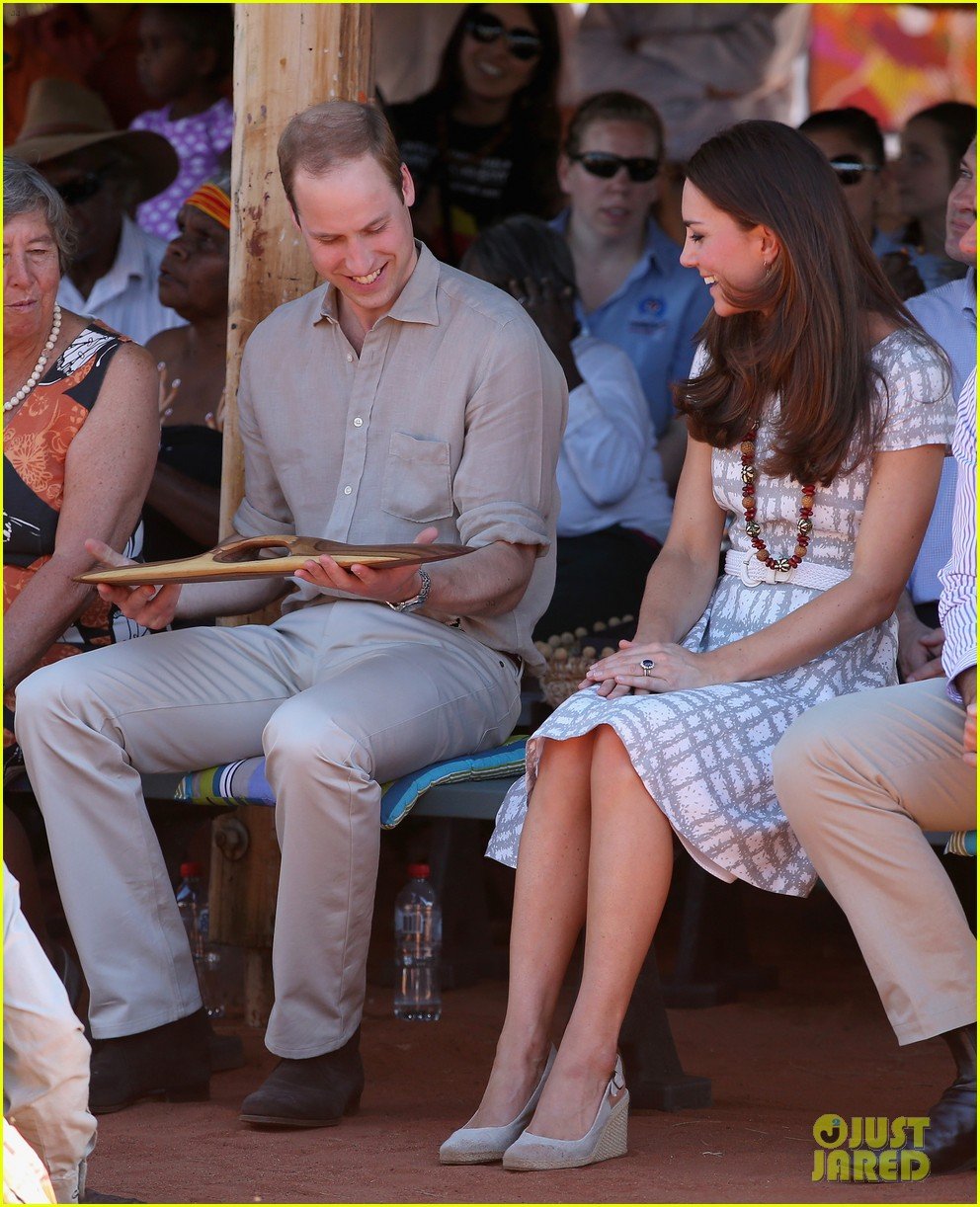 kate middleton dazzles in two dresses during visit to uluru with prince george 143096636