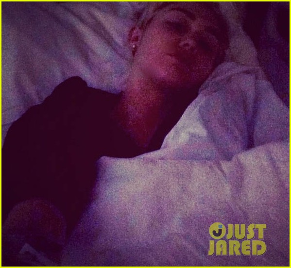 miley cyrus remaining in hopsital 023093832