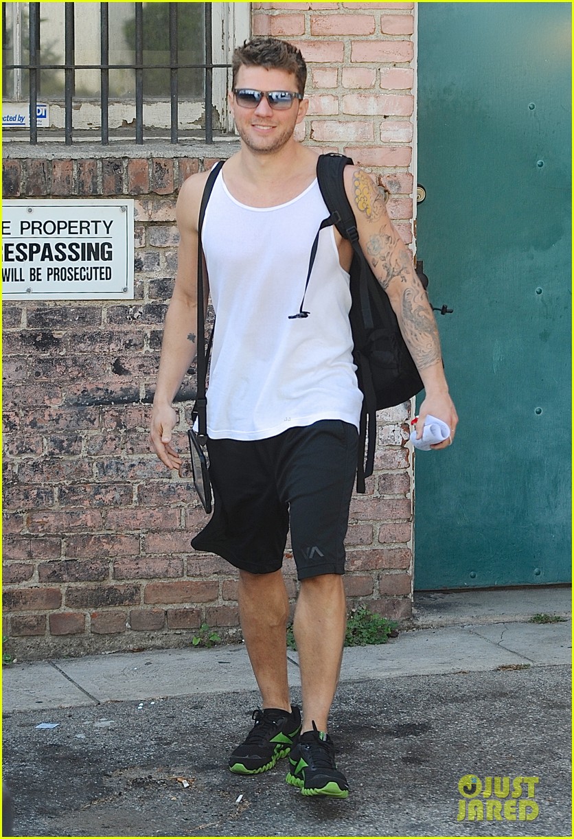 ryan phillippe puts his tattooed biceps on display after workout 013096682