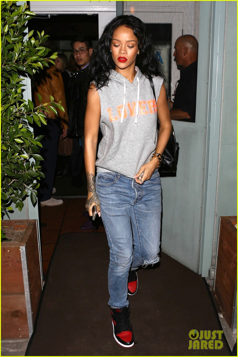 rihanna settles lawsuit with ex accountants 023094249
