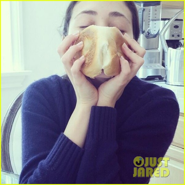 emmy rossum misses eating gluten but doesnt mean she cant smell it 02