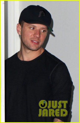 ryan phillippe has something to say about emojis 02