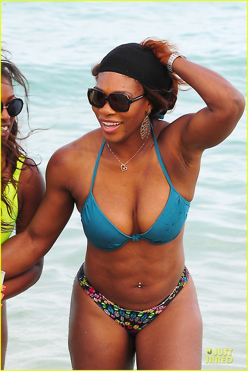 serena williams embracing boobs in fitness 063093547