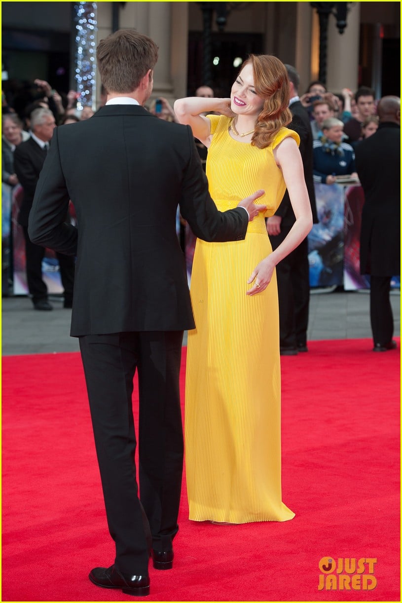 emma stone andrew garfield eyes for each other spider man 2 premiere 183088442
