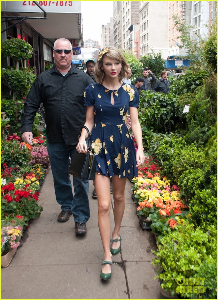 taylor swift celebrates earth day by going flower shopping 04