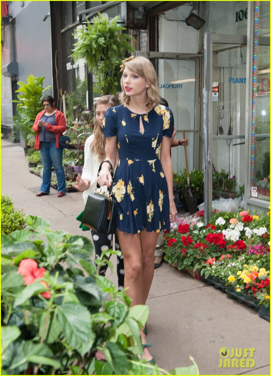 taylor swift celebrates earth day by going flower shopping 16