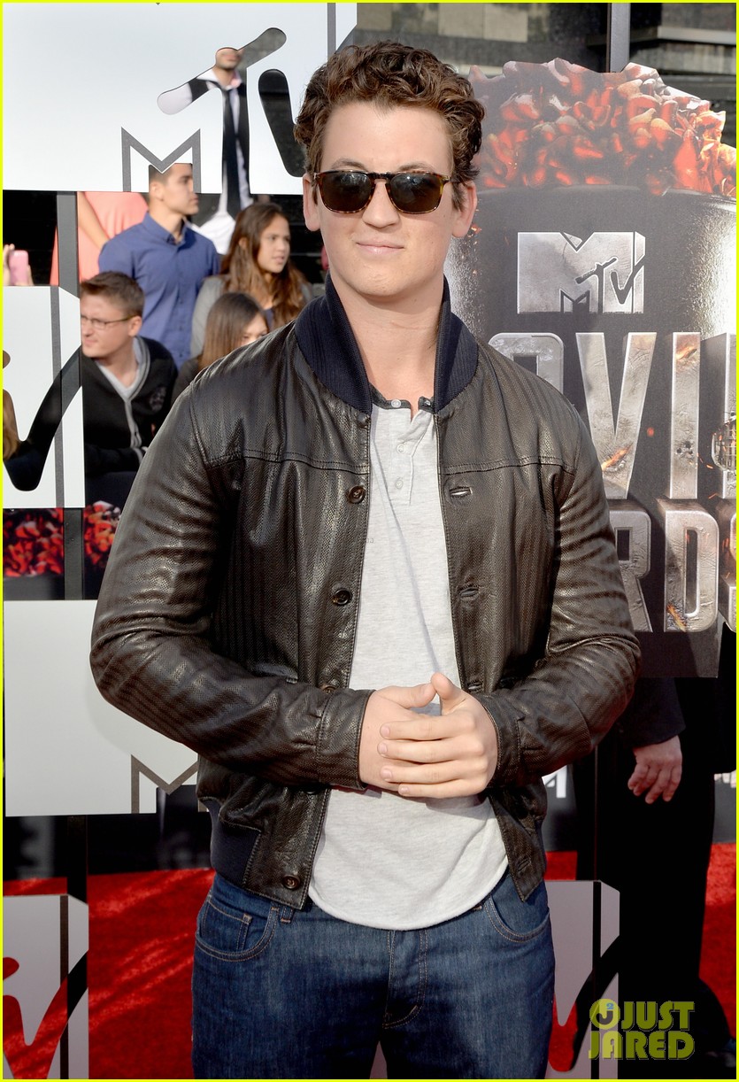 miles teller is all about the shades on the mtv movie awards red carpet 2014 04