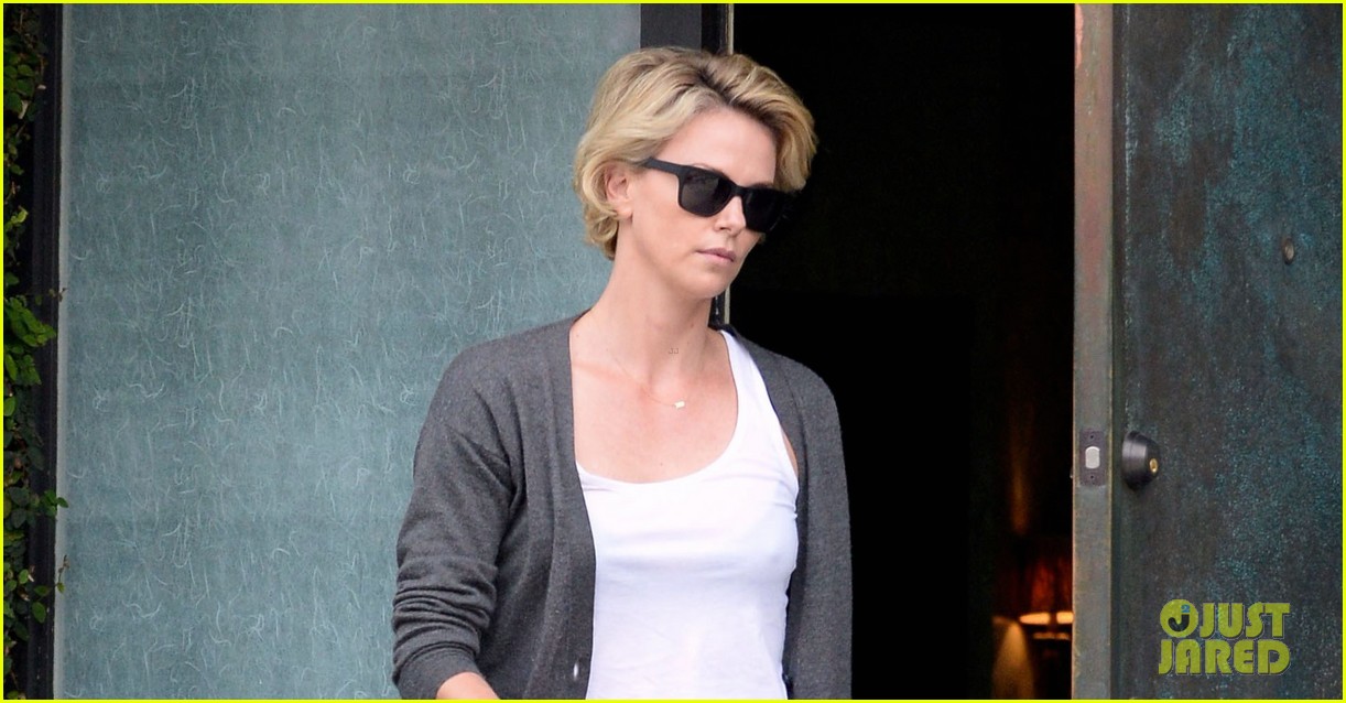 charlize theron emerges after exciting sean penn movie news 033089073