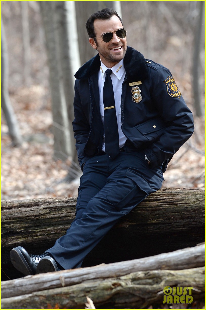 justin theroux looks all kinds of good in his police uniform for the leftovers 013083300
