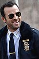 justin theroux looks all kinds of good in his police uniform for the leftovers 03