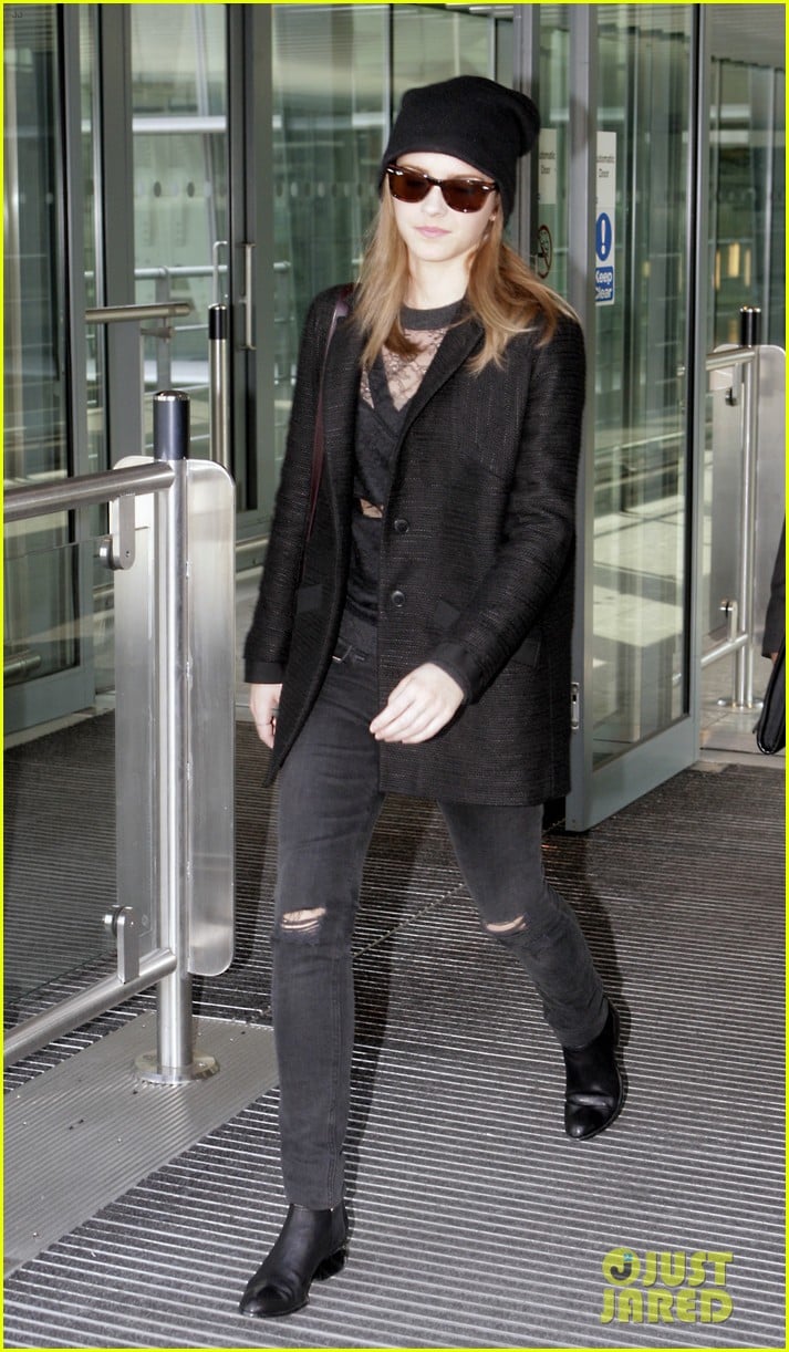 emma watson flies back to london after quick new york trip 033096073