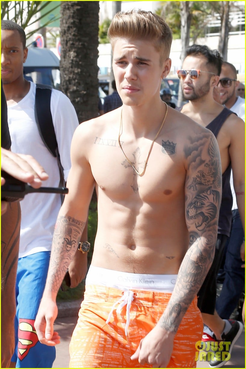 justin bieber continues going shirtless cannes 02