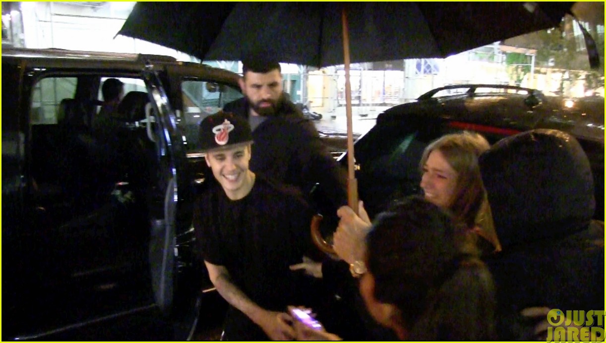 justin bieber takes selfies with fans no matter what the weather is like023115719